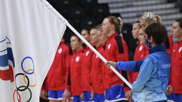 Флаг Олимпийского комитета России (ОКР) перед началом матча группового этапа соревнований по гандболу среди женщин на XXXII летних Олимпийских играх в Токио между сборной Швеции и командой ОКР