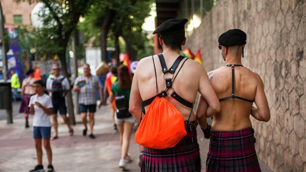 Участники ЛГБТ-парада на одной из улиц Мадрида