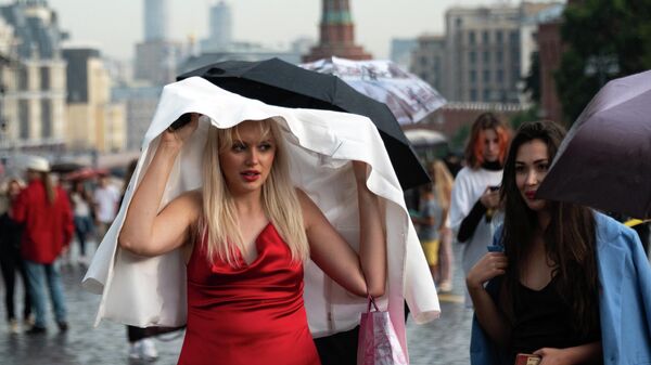 Люди гуляют на Красной площади в Москве
