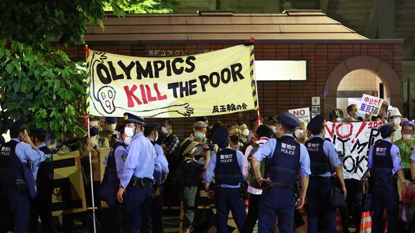 Акция протеста у олимпийского стадиона в Токио