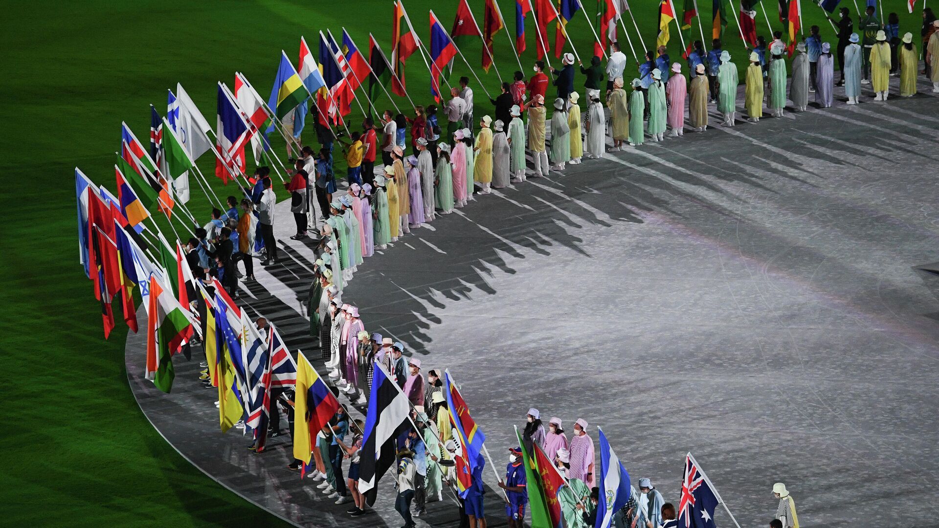 Парад атлетов на торжественной церемонии закрытия XXXII летних Олимпийских игр в Токио на Национальном олимпийском стадионе - РИА Новости, 1920, 08.08.2021
