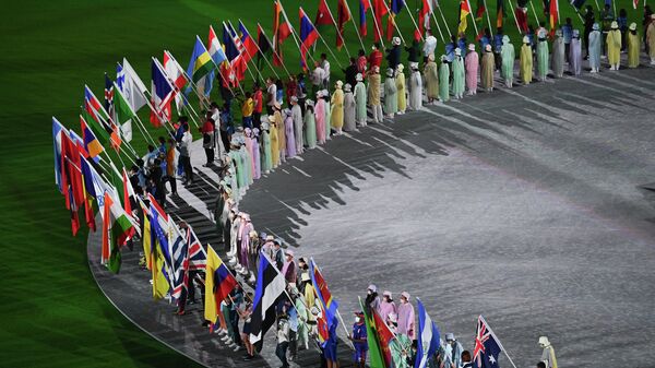 Парад атлетов на торжественной церемонии закрытия XXXII летних Олимпийских игр в Токио на Национальном олимпийском стадионе