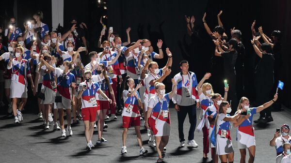 Российские спортсмены, члены сборной России (команда ОКР) во время парада атлетов на торжественной церемонии закрытия XXXII летних Олимпийских игр в Токио на Национальном олимпийском стадионе
