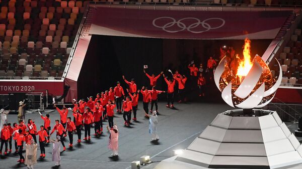 Спортсмены сборной Японии во время парада атлетов на торжественной церемонии закрытия XXXII летних Олимпийских игр Спортсмены сборной Японии во время парада атлетов на торжественной церемонии закрытия XXXII летних Олимпийских игр