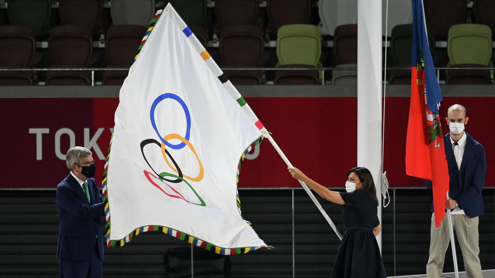 Президент Международного олимпийского комитета (МОК) Томас Бах передает олимпийский флаг мэру Парижа Анн Идальго - РИА Новости, 1920, 21.06.2023