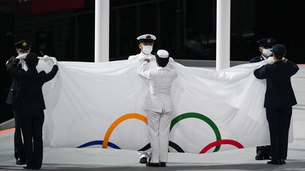 Олимпийский флаг на торжественной церемонии закрытия XXXII летних Олимпийских игр в Токио на Национальном олимпийском стадионе на Национальном олимпийском стадионе