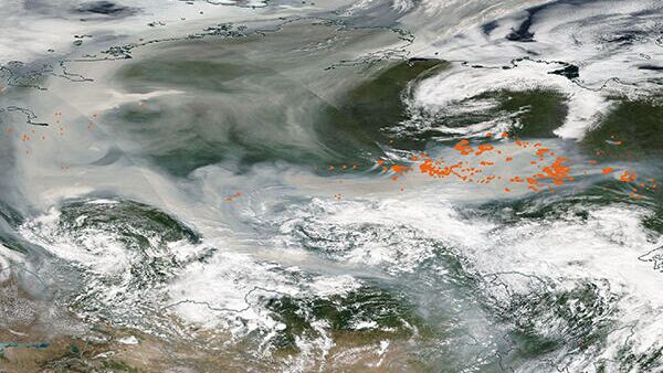 Дым от лесных пожаров в России