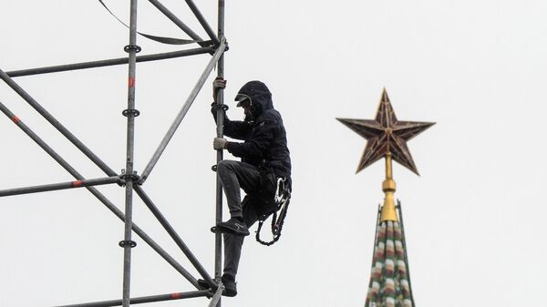 Монтирование конструкций к фестивалю Спасская башня на Красной площади в Москве