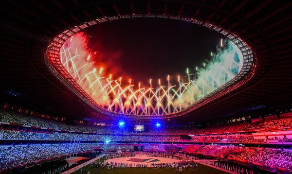 Салют во время торжественной церемонии закрытия XXXII летних Олимпийских игр в Токио на Национальном олимпийском стадионе