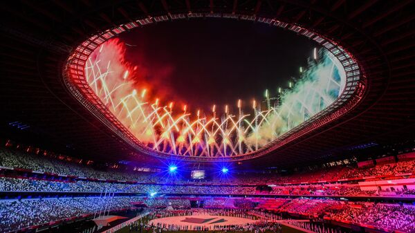 Салют во время торжественной церемонии закрытия XXXII летних Олимпийских игр в Токио на Национальном олимпийском стадионе