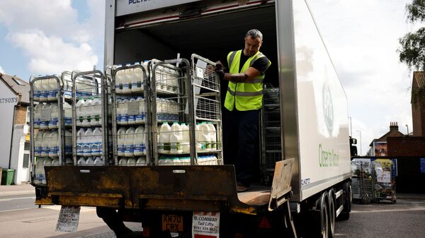 Водитель грузовика доставляет молочную продукцию в один из супермаркетов в Лондоне, Великобритания