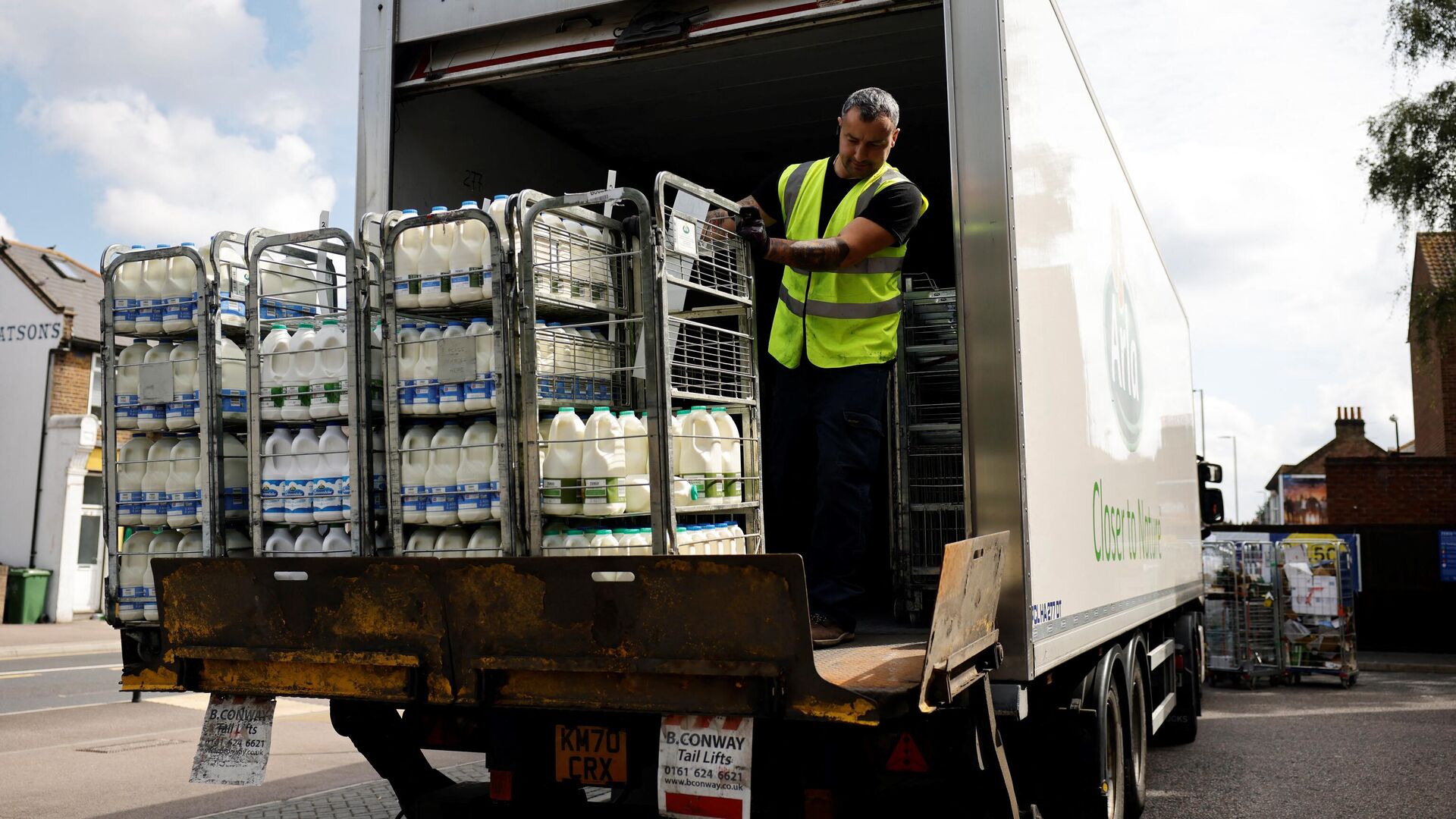 Водитель грузовика доставляет молочную продукцию в один из супермаркетов в Лондоне, Великобритания - РИА Новости, 1920, 08.08.2021