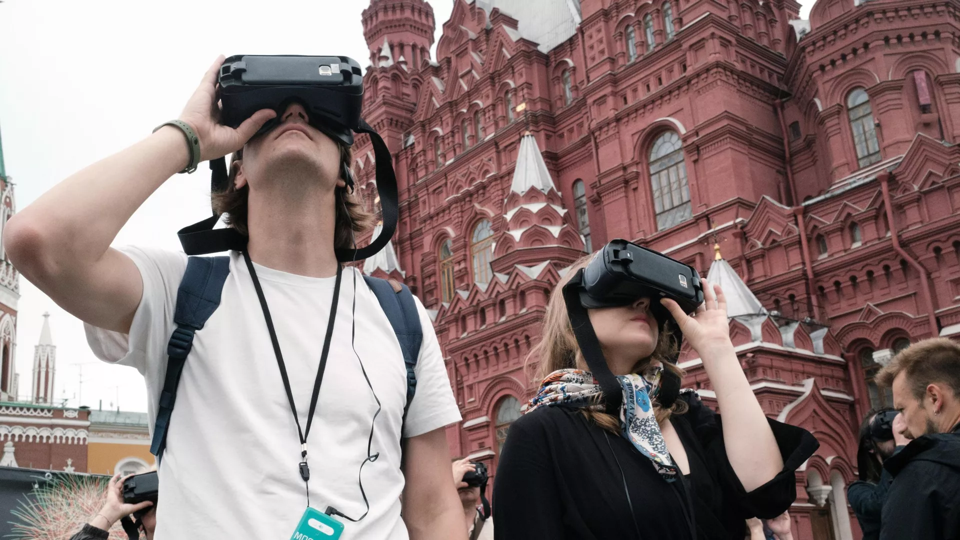 Люди на экскурсии с очками виртуальной реальности (VR) на Красной площади в Москве - РИА Новости, 1920, 24.08.2022