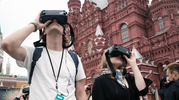Люди на экскурсии с очками виртуальной реальности (VR) на Красной площади в Москве