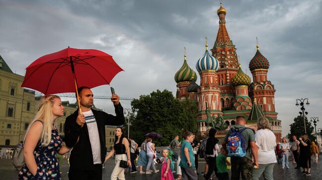 Люди гуляют на Красной площади в Москве