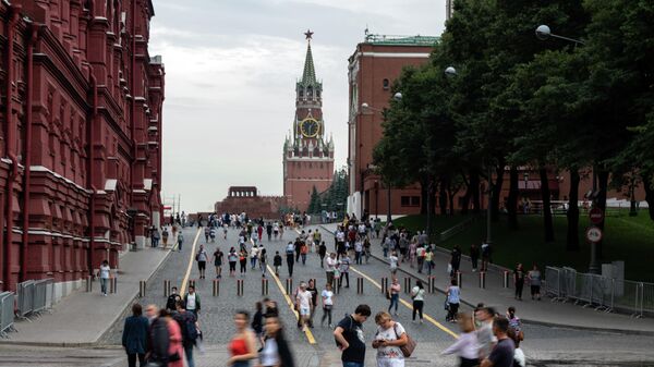 Прохожие на Кремлёвском проезде у Красной площади в Москве