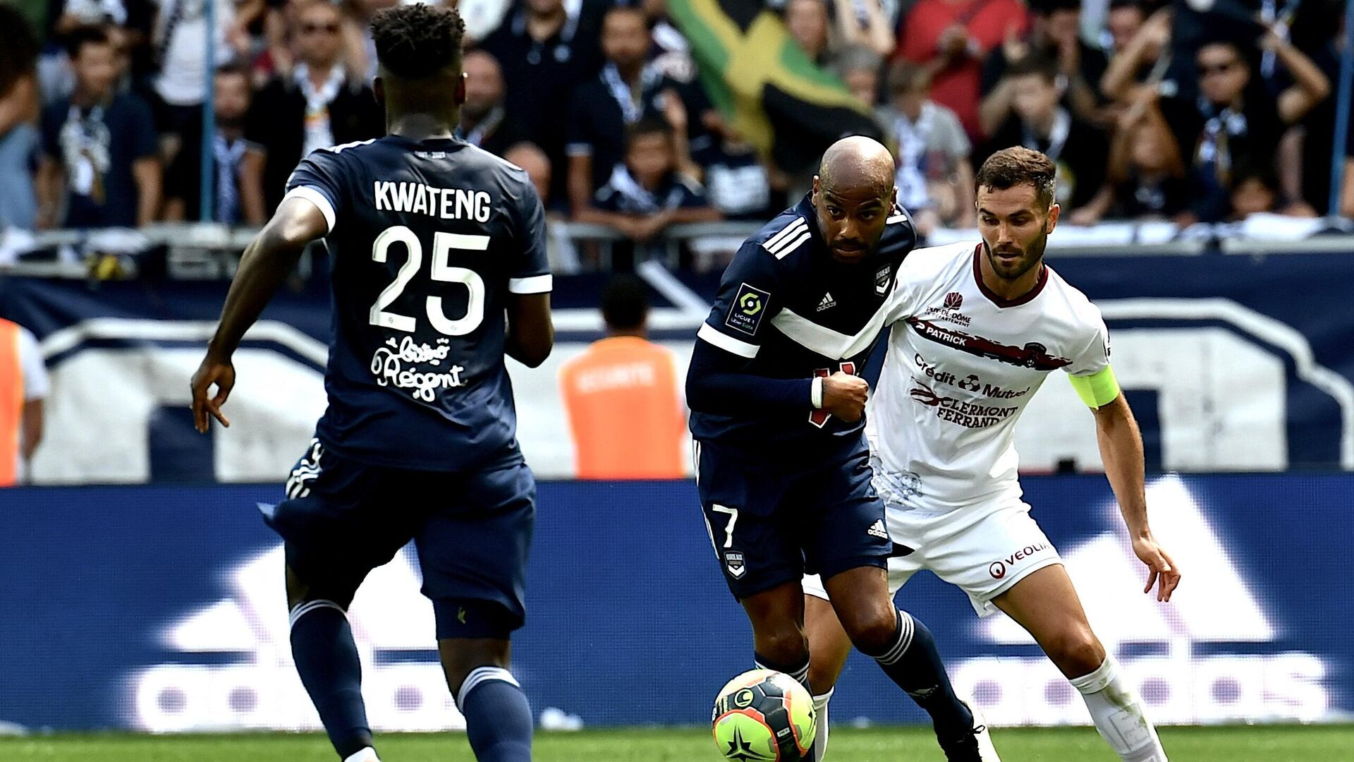 Bordeaux’s French forward Jimmy Briand (C) and Clermont’s French defender Florent Ogier (R) fight for the ball during the French L1 football match between Girondins de Bordeaux and Clermont at the Matmut-Atlantique stadium in Bordeaux, southwestern France on August 8, 2021. (Photo by Philippe LOPEZ / AFP) - РИА Новости, 1920, 08.08.2021