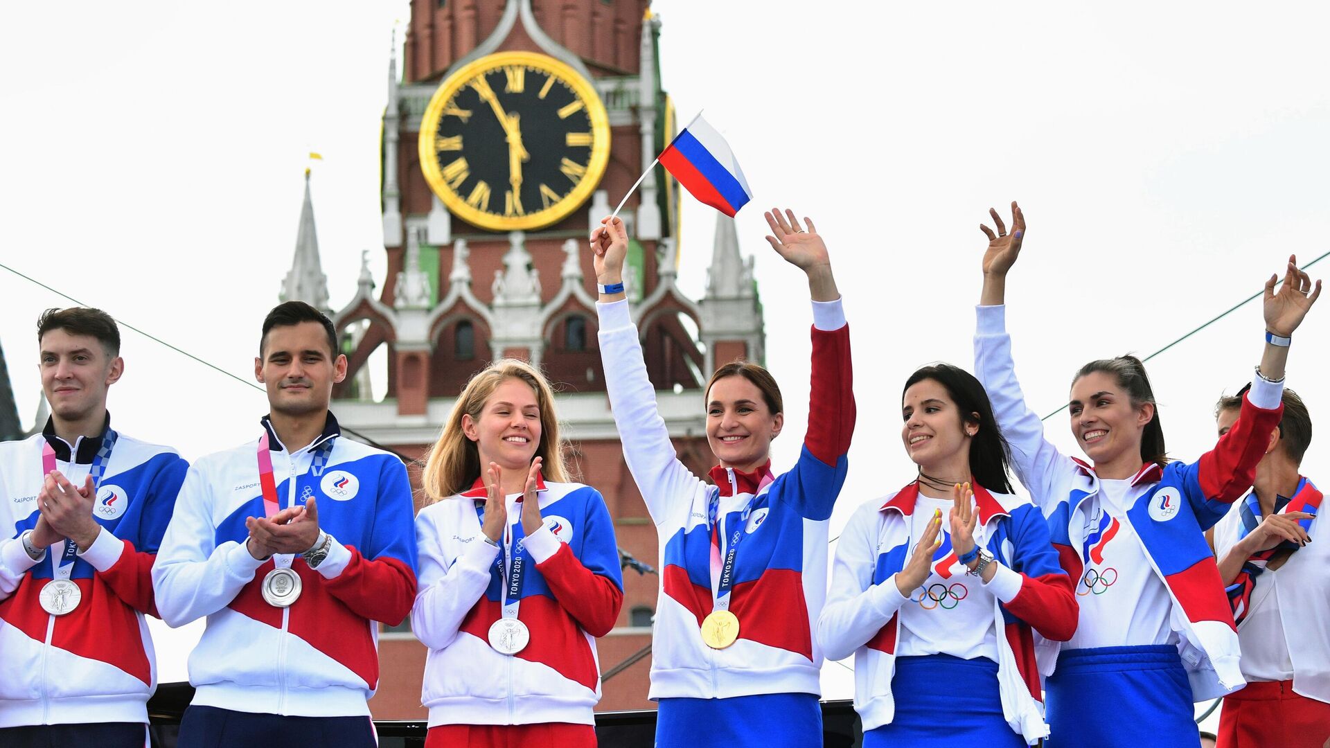 Российские спортсмены, члены сборной России (команда ОКР) Владислав Мыльников, Тимур Сафин, Татьяна Кудашова, Софья Великая и Ольга Никитина и Софья Позднякова на Красной площади - РИА Новости, 1920, 10.09.2021