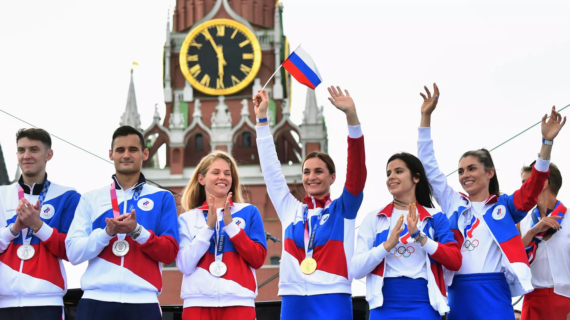 Российские спортсмены, члены сборной России (команда ОКР) Владислав Мыльников, Тимур Сафин, Татьяна Кудашова, Софья Великая и Ольга Никитина и Софья Позднякова на Красной площади - РИА Новости, 1920, 28.03.2023