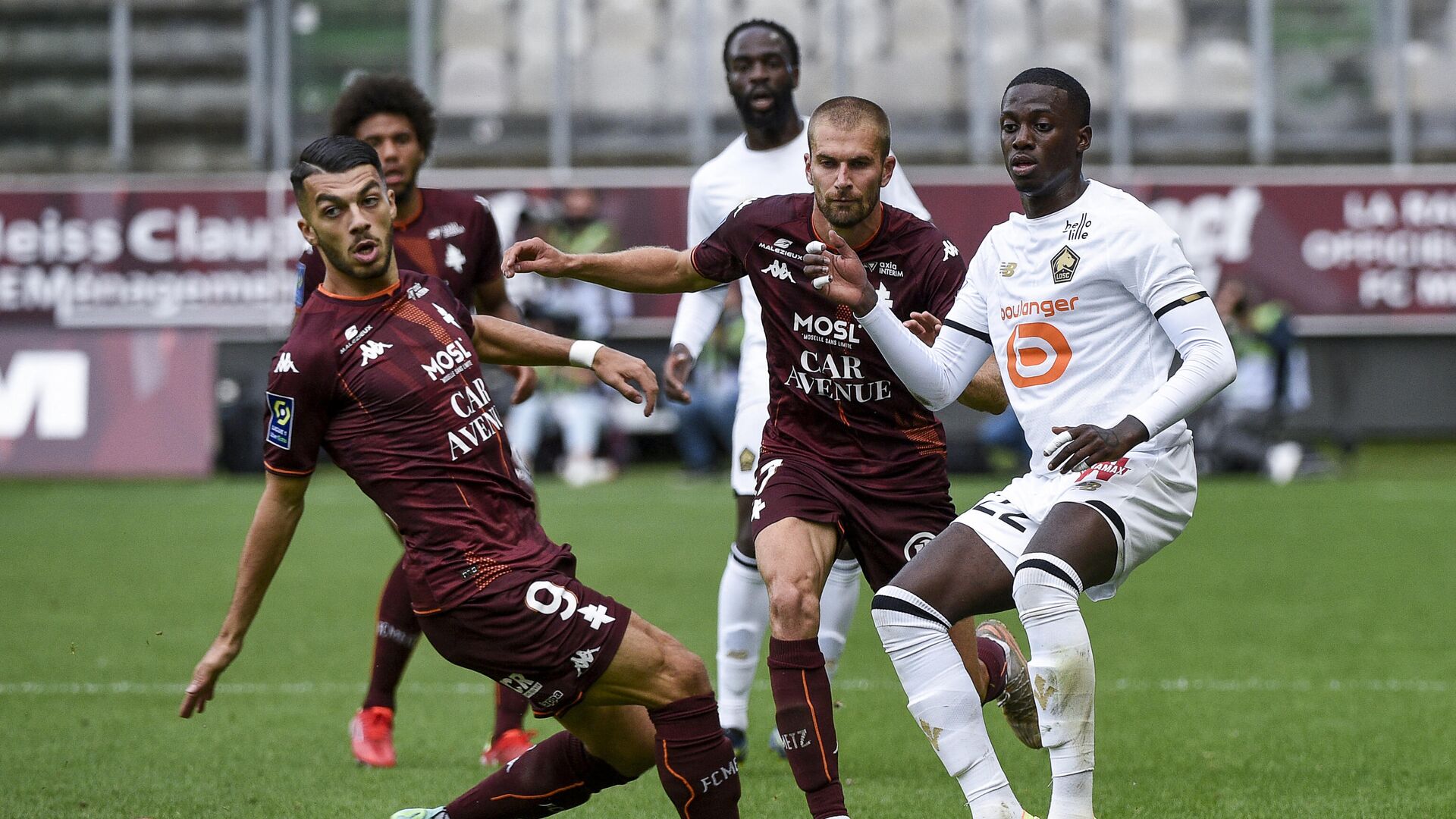 (From L) Metz's French forward Georges Mikautadze and Metz's Senegalese forward Ibrahima Niane fight for the ball with Lille's US forward Timothy Weah during the French L1 football match between FC Metz and Lille OSC at Stade Saint-Symphorien in Longeville-les-Metz, northern France, on August 8, 2021. (Photo by JEAN-CHRISTOPHE VERHAEGEN / AFP) - РИА Новости, 1920, 08.08.2021