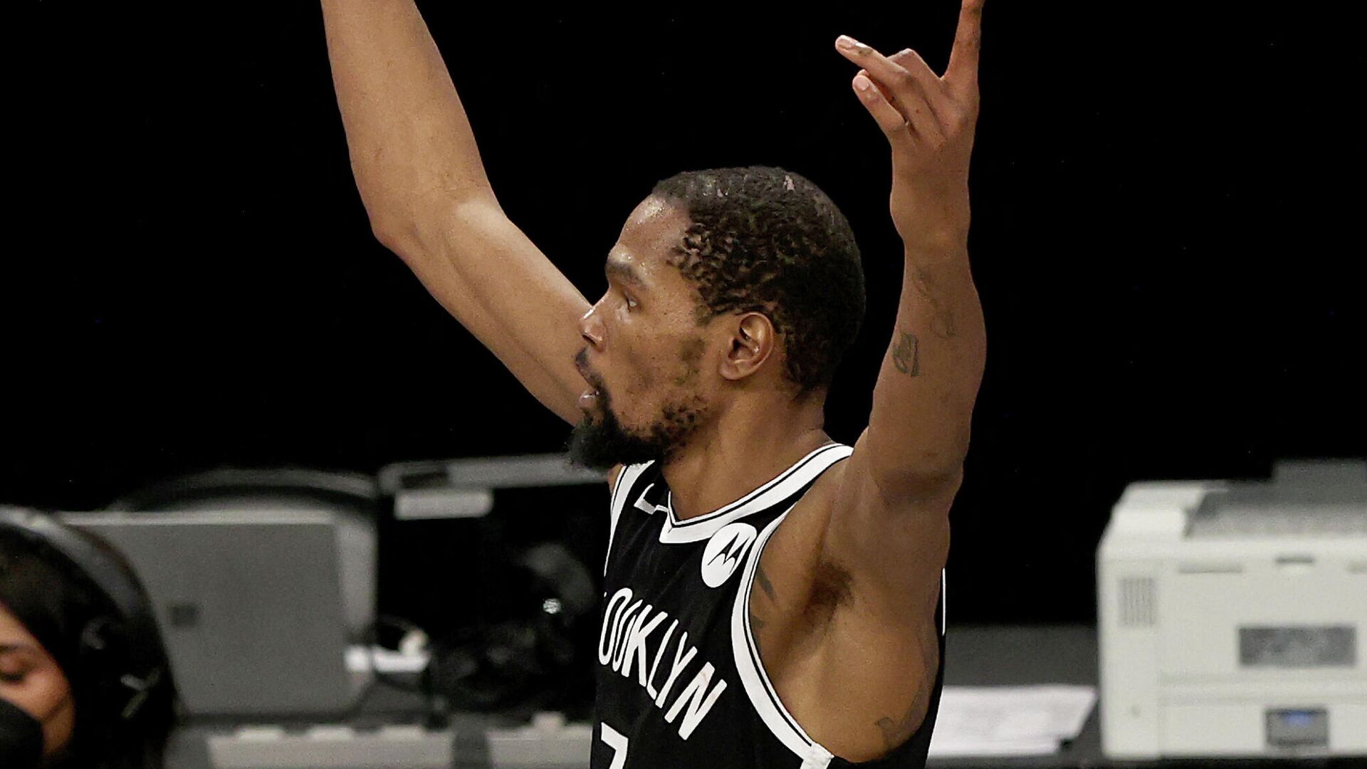 NEW YORK, NEW YORK - JUNE 19: Kevin Durant #7 of the Brooklyn Nets celebrates after he made a shot to tie the game and force overtime in the final seconds of the fourth quarter against the Milwaukee Bucks during game seven of the Eastern Conference second round at Barclays Center on June 19, 2021 in the Brooklyn borough of New York City. NOTE TO USER: User expressly acknowledges and agrees that, by downloading and or using this photograph, User is consenting to the terms and conditions of the Getty Images License Agreement.   Elsa/Getty Images/AFP (Photo by ELSA / GETTY IMAGES NORTH AMERICA / Getty Images via AFP) - РИА Новости, 1920, 08.08.2021