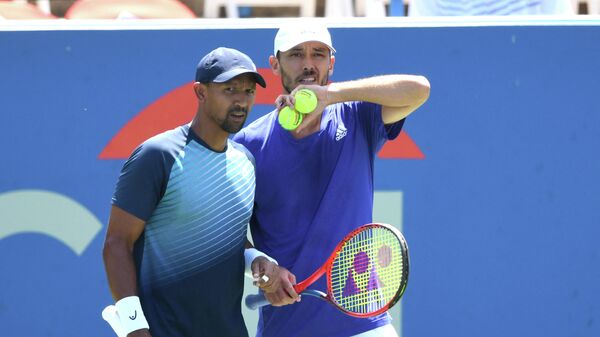 WASHINGTON, DC - AUGUST 08: (L to R) Raven Klaasen of South Africa and Ben McLachlan of Japan talk during a double finals match against Michael Venus of New Zealand and Neal Skupski of Great Britain on Day 9 during the Citi Open at Rock Creek Tennis Center on August 8, 2021 in Washington, DC.   Mitchell Layton/Getty Images/AFP (Photo by Mitchell Layton / GETTY IMAGES NORTH AMERICA / Getty Images via AFP)