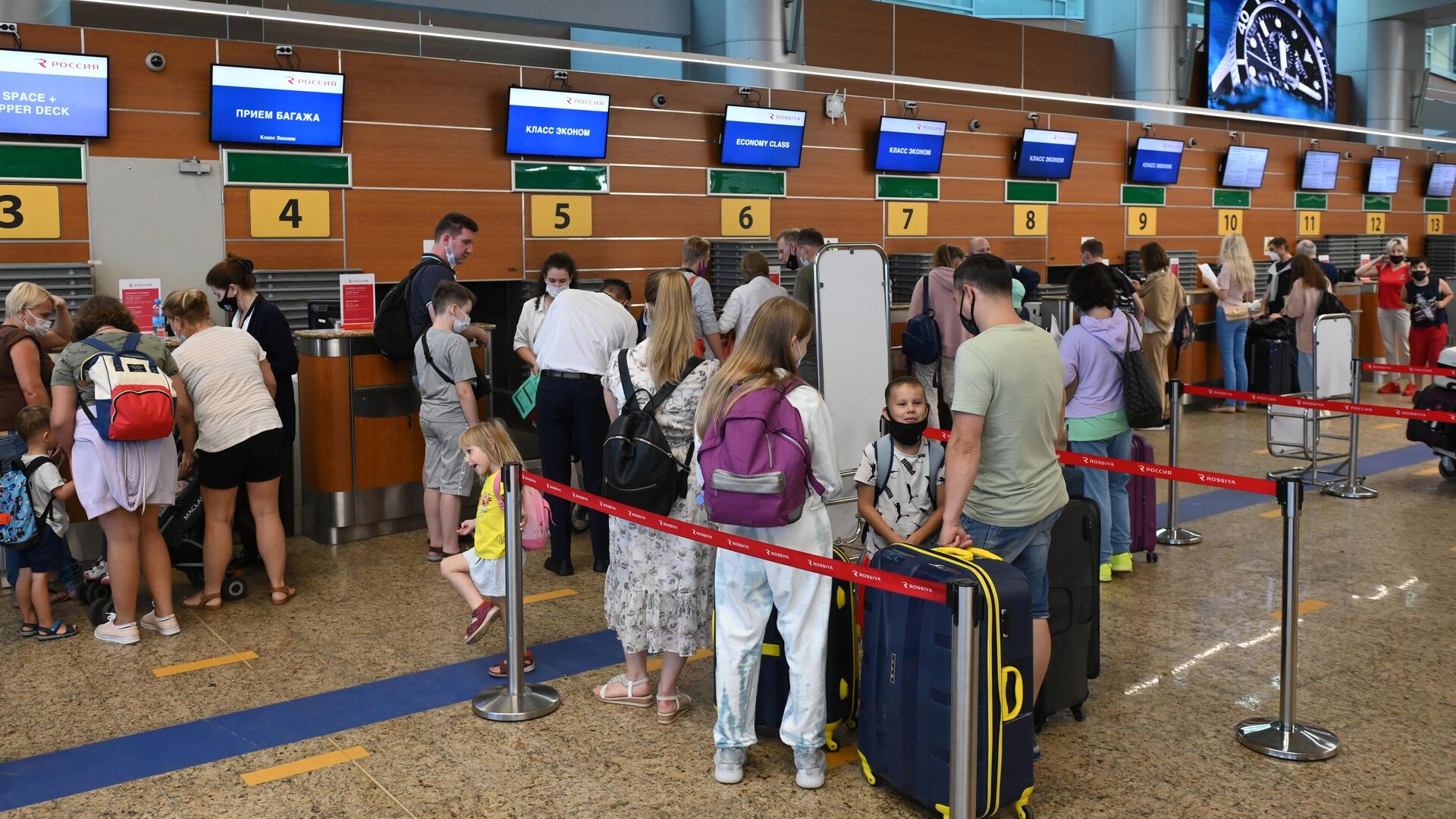 Пассажиры возле стоек регистрации в аэропорту Шереметьево в Москве - РИА Новости, 1920, 02.05.2022