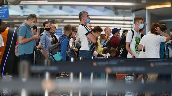 Пассажиры возле стоек регистрации в аэропорту Шереметьево в Москве