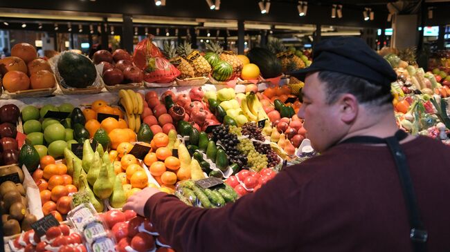 Прилавок с фруктами и овощами на территории первого фуд-молла Депо Москва 
