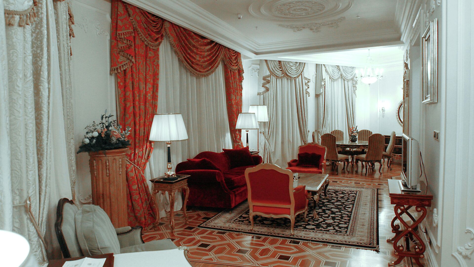 В номере бизнес-люкс отеля - РИА Новости, 1920, 09.08.2021
