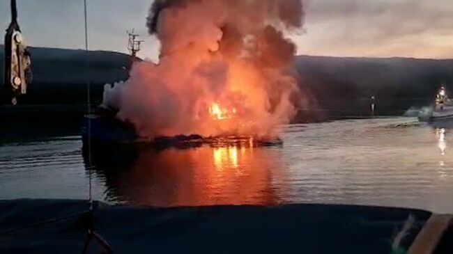 Российский траулер Таманго горит в норвежском порту. Кадры ЧП