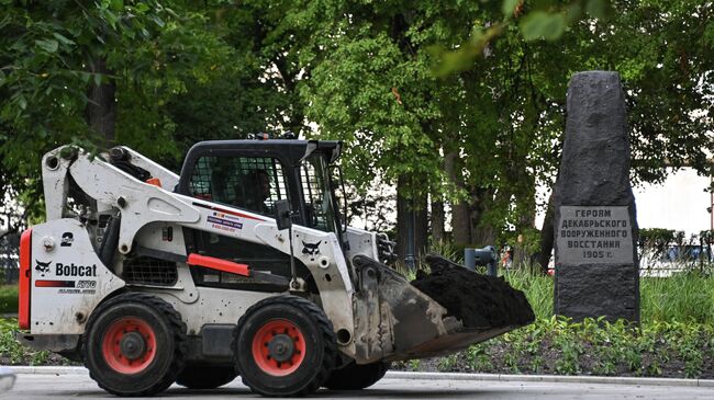 Работы по благоустройству в парке Декабрьского восстания рядом со станцией метро Улица 1905 года в Москве