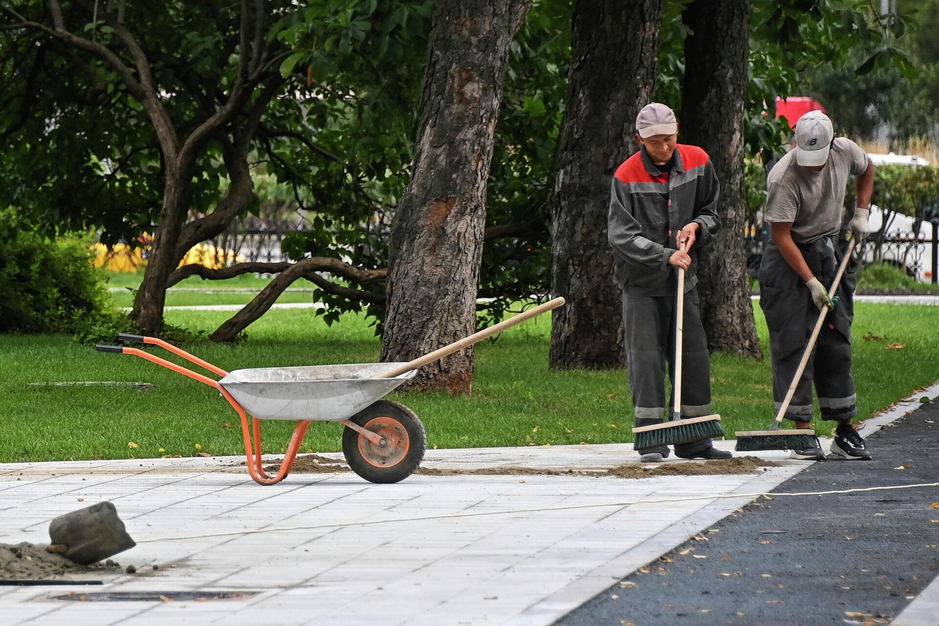 Работы по благоустройству в парке Декабрьского восстания рядом со станцией метро Улица 1905 года в Москве - РИА Новости, 1920, 09.08.2021