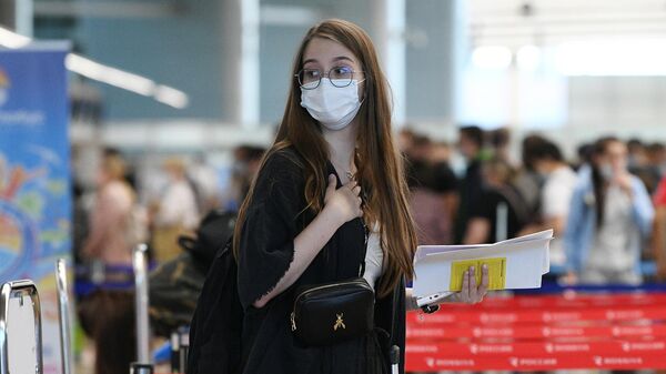 Девушка в аэропорту Шереметьево в Москве
