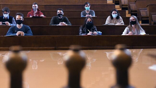 Студенты в защитных масках во время лекции