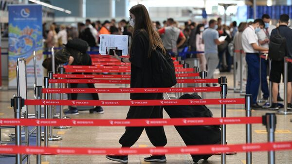 Девушка возле стоек регистрации в аэропорту