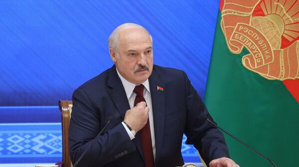 Лукашенко заявил, что Минск не бряцает оружием