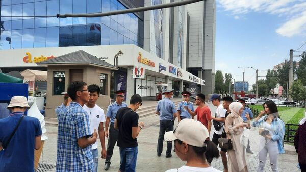 Оцепление у ЦУМа в Бишкеке