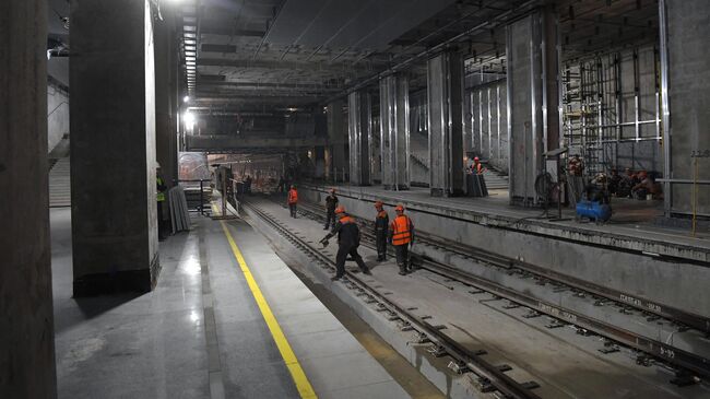 Рабочие Мосметростроя на строительстве станции метро Кунцевская западного участка Большой кольцевой линии (БКЛ)