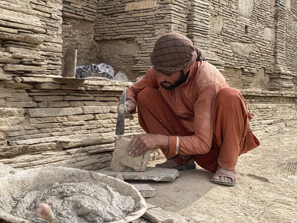 Реставрация буддийской ступы 1-3 века н. э., которая была обнаружена к югу от Кабула в районе Шиваки