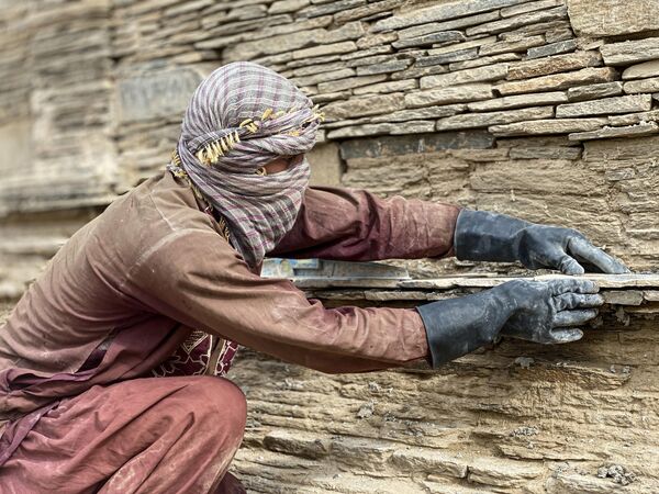 Реставрация буддийской ступы 1-3 века н. э., которая была обнаружена к югу от Кабула в районе Шиваки