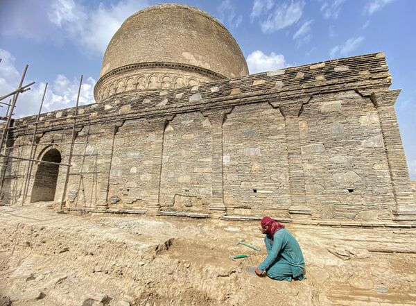 Археологические раскопки и реставрация буддийской ступы 1-3 века н. э., которая была обнаружена к югу от Кабула в районе Шиваки