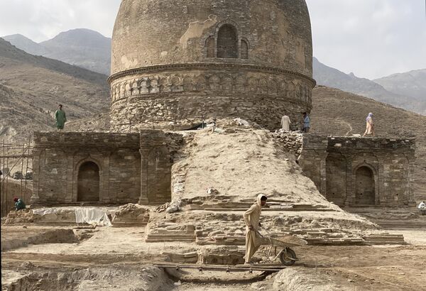 Археологические раскопки и реставрация буддийской ступы 1-3 века н. э., которая была обнаружена к югу от Кабула в районе Шиваки