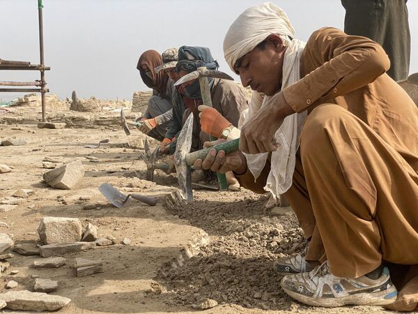 Археологические раскопки и реставрация буддийской ступы 1-3 века н. э., которая была обнаружена два года назад к югу от Кабула в районе Шиваки