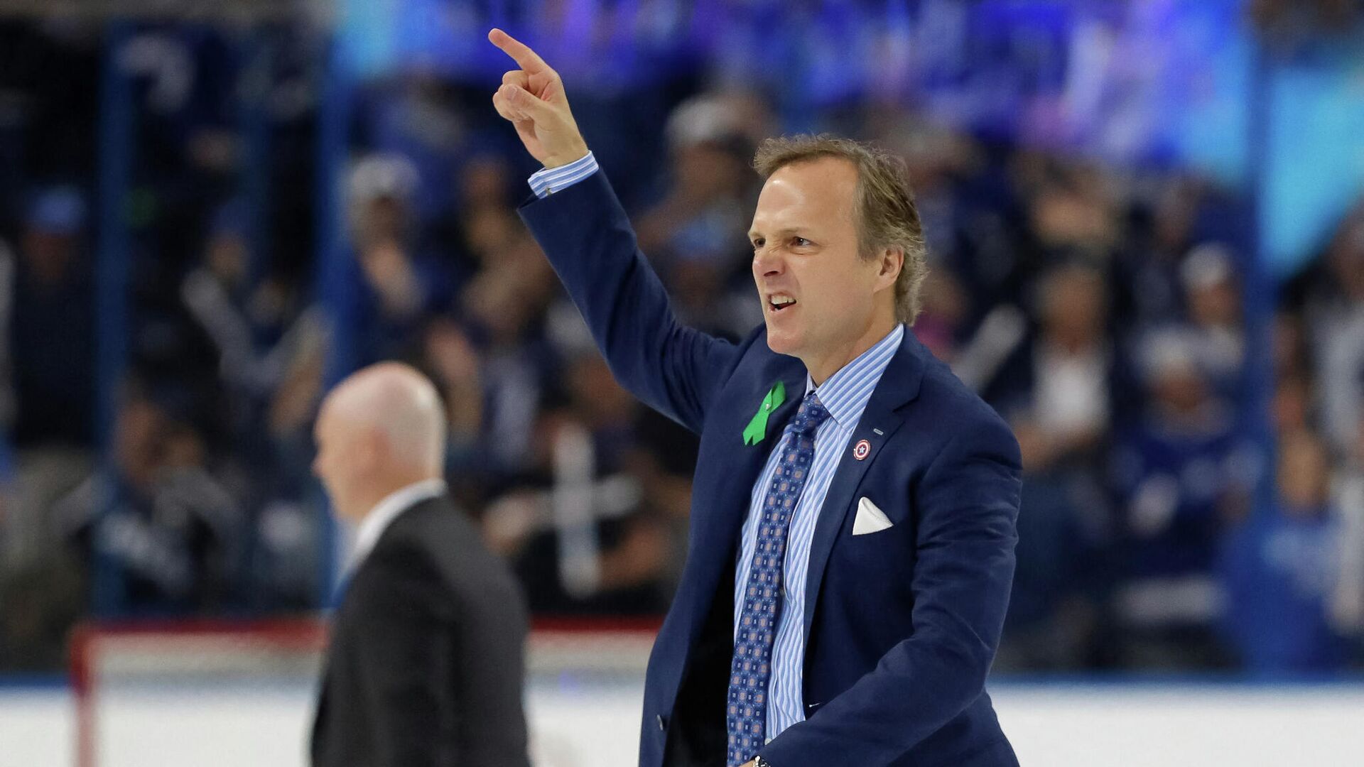 TAMPA, FL - APRIL 21: Head coach Jon Cooper of the Tampa Bay Lightning celebrates a series win as head coach John Hynes of the New Jersey Devils walks off after Game Five of the Eastern Conference First Round during the 2018 NHL Stanley Cup Playoffs at Amalie Arena on April 21, 2018 in Tampa, Florida.   Mike Carlson/Getty Images/AFP (Photo by Mike Carlson / GETTY IMAGES NORTH AMERICA / Getty Images via AFP) - РИА Новости, 1920, 09.08.2021