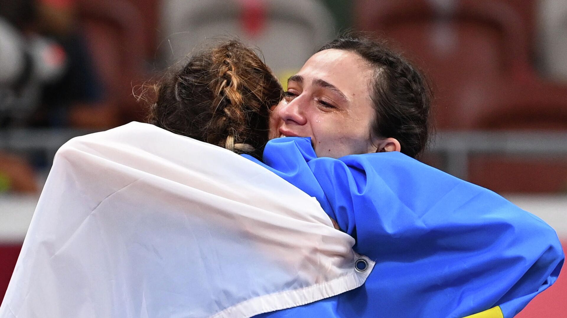 Tokyo 2020 Olympics - Athletics - Women's High Jump - Final - Olympic Stadium, Tokyo, Japan - August 7, 2021. Gold medallist Maria Lasitskene of the Russian Olympic Committee celebrates with bronze medallist, Yaroslava Mahuchikh of Ukraine REUTERS/Dylan Martinez - РИА Новости, 1920, 09.08.2021