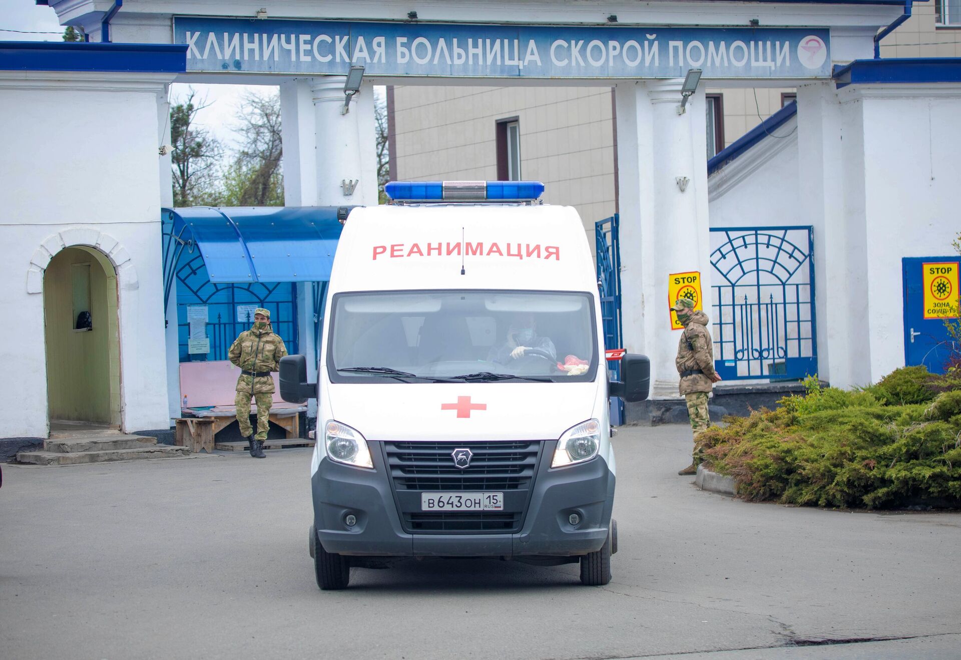 Автомобиль скорой помощи около клинической больницы скорой помощи во Владикавказе - РИА Новости, 1920, 26.10.2021