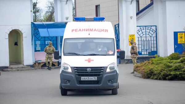 Автомобиль скорой помощи около клинической больницы скорой помощи во Владикавказе