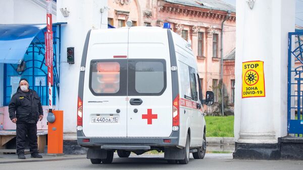 Автомобиль скорой помощи заезжает на территорию клинической больницы скорой помощи во Владикавказе