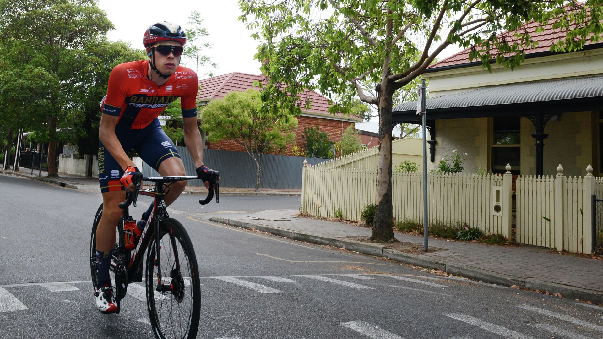 German rider Phil Bauhaus from the Bahrain-Merida team rides through the back streets of suburban Unlley prior to the start of stage four of the Tour Down Under cycling race in Adelaide on January 18, 2019. (Photo by Brenton EDWARDS / AFP) / -- IMAGE RESTRICTED TO EDITORIAL USE - STRICTLY NO COMMERCIAL USE -- - РИА Новости, 1920, 09.08.2021